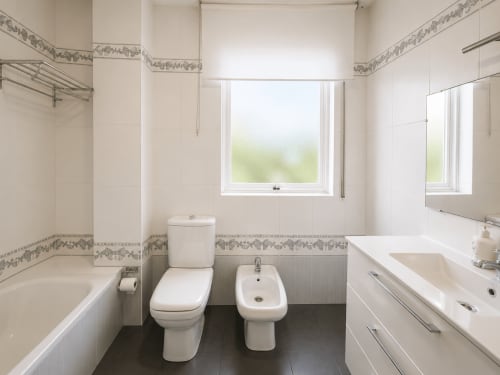 Baño moderno en la casita Alborada con inodoro, bidé, bañera y vistas al mar