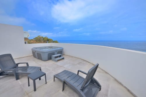 Terrasse avec bain à remous et transats face à la Méditerranée, Villa EOLE, Centuri Corse