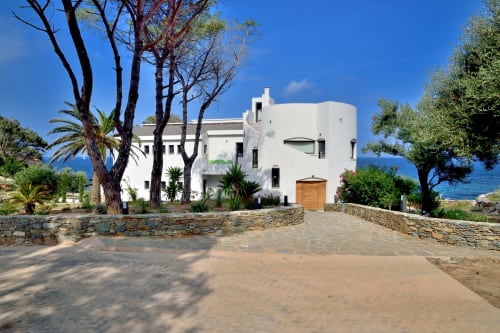 Villa EOLE, propriété en bord de mer à Centuri, Corse : architecture blanche, terrasse, vue sur la mer et paysage méditerranéen