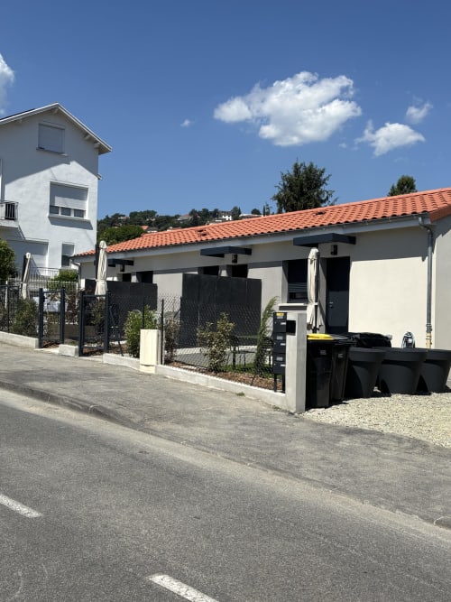 Extérieur du gîte de Résidence Les 3 Volcans à Clermont-Ferrand avec terrasse et vue sur le jardin