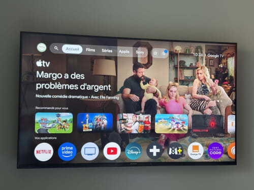 Écran d'accueil Google TV affichant du contenu Apple TV+ dans une chambre de la Résidence Les 3 Volcans, Clermont-Ferrand