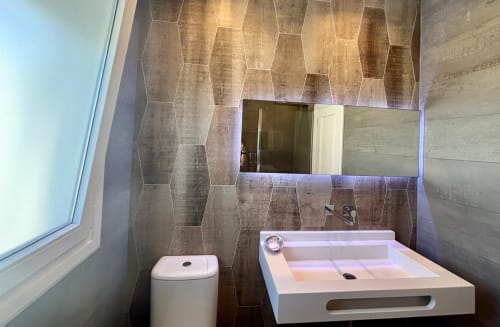 Baño moderno en la casa rural Serenidade, Baiona, con azulejos hexagonales, lavabo blanco, inodoro y espejo iluminado