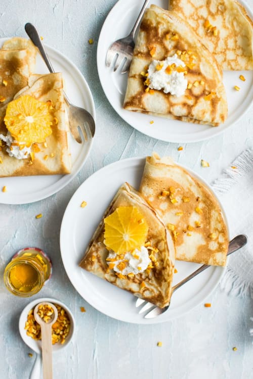 Crêpes à l'orange et crème fouettée aux Rives du Bel Air, un charmant gîte à Saint-Siméon, France