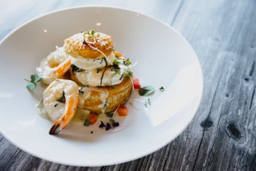 Assiette gastronomique de fruits de mer aux Rives du bel air, Saint-Siméon avec crevettes et feuilletage