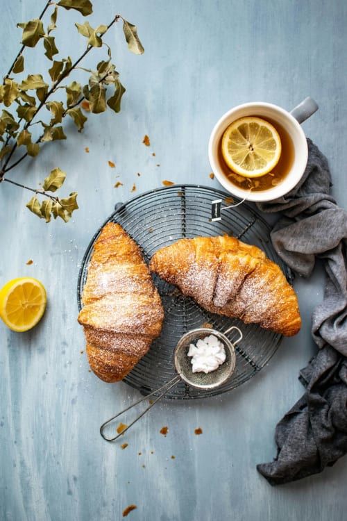 Croissants frais et thé au citron aux Rives du Bel Air, une charmante maison d'hôtes à Saint-Siméon