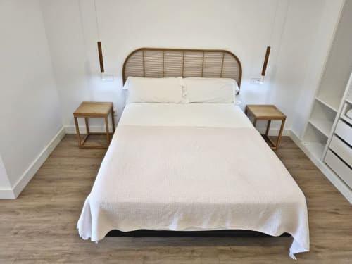 Habitación luminosa del hotel BR Silgar en Sanxenxo con cama de madera, ropa de cama blanca y dos mesillas de noche