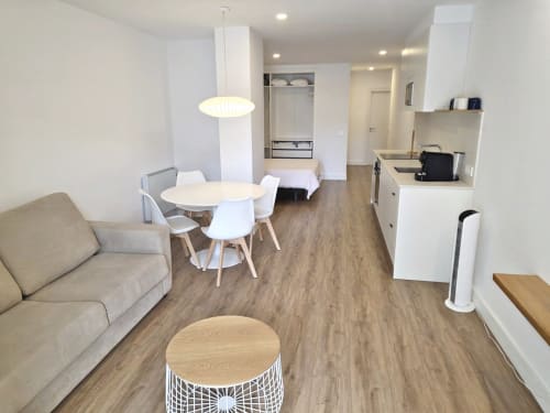 Moderno apartamento en BR Silgar Sanxenxo con sala abierta, comedor, cocina y dormitorio con acceso a terraza
