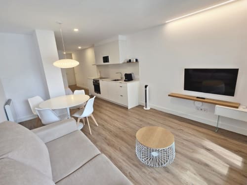 Sala de estar y cocina modernas en BR SILGAR, Sanxenxo con TV de pantalla plana, comedor y diseño contemporáneo