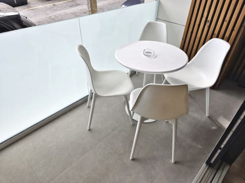 Mesa redonda blanca moderna con sillas en la terraza amueblada del hotel BR SILGAR en Sanxenxo, España