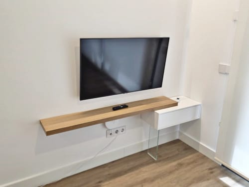 Moderno entretenimiento en habitación con TV de pantalla plana montada en pared y escritorio de madera en el hotel BR SILGAR de Sanxenxo
