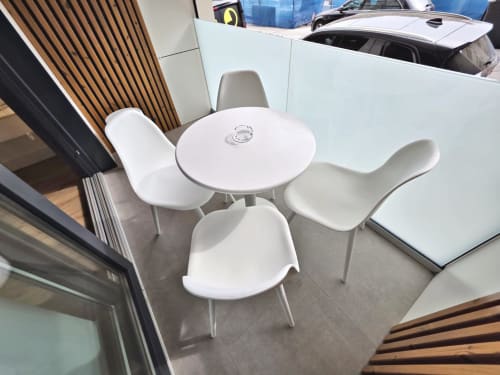 Mesa redonda blanca moderna con tres sillas en la terraza del apartamento BR SILGAR, Sanxenxo