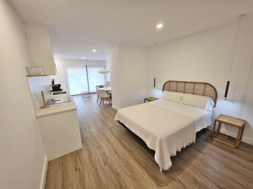 Moderno estudio en BR Silgar, Sanxenxo: cama queen, cocina americana, sala con acceso a terraza