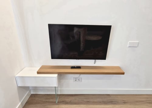 Moderno área de entretenimiento en apartamento de BR SILGAR Sanxenxo con TV montado en pared, escritorio de madera y mesita de noche blanca