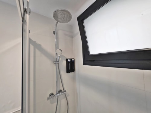 Moderno cuarto de baño en apartamento BR SILGAR, Sanxenxo con ducha de efecto lluvia y panel de control