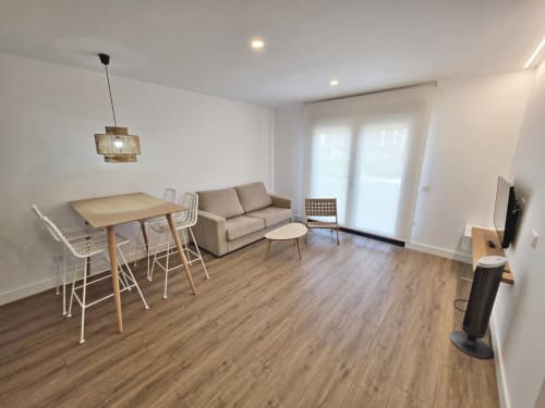 Apartamento moderno en BR Silgar, Sanxenxo con comedor, sofá, TV y acceso a terraza
