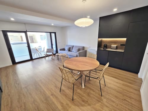 Apartamento BR Silgar Club en Sanxenxo con zona de comedor, salón, cocina americana y mobiliario moderno