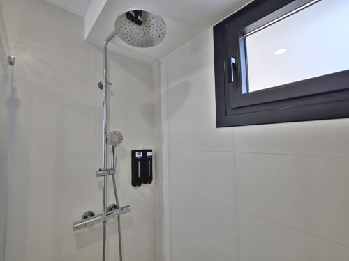 Baño moderno en apartamento BR Silgar Club en Sanxenxo con ducha de efecto lluvia y grifo termostático