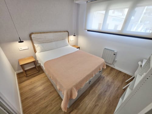 Luminoso dormitorio en el apartamento BR Silgar Club 2 de Sanxenxo con cama queen, mesita de noche de madera y comodidades modernas