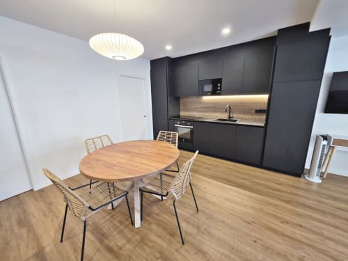 Apartamento BR Silgar Club 2 en Sanxenxo con cocina negra moderna, mesa de comedor redonda de madera y estilo contemporáneo