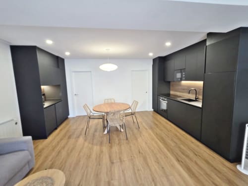 Apartamento BR Silgar Club 2 en Sanxenxo con cocina negra moderna, comedor y suelos de madera