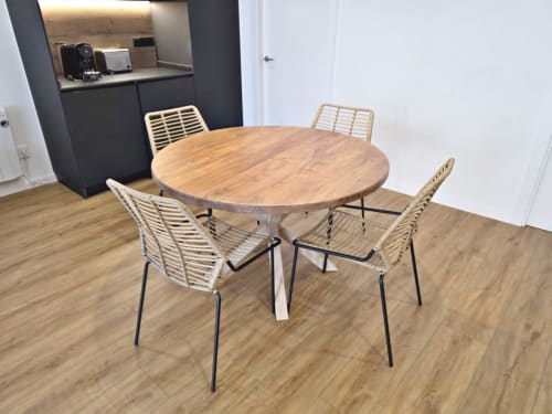 Comedor del apartamento BR Silgar Club 2 con mesa redonda de madera y sillas tejidas