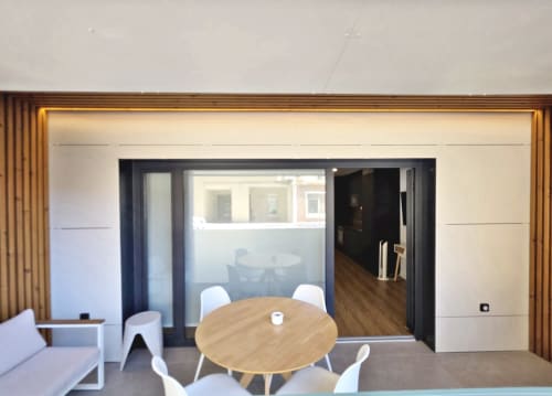 Apartamento BR Silgar Club en Sanxenxo con comedor, mesa redonda de madera, sillas blancas y diseño interior moderno