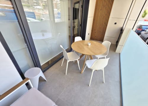 Apartamento BR Silgar Club en Sanxenxo con mesa de comedor de madera, sillas blancas y salón moderno con ventanales