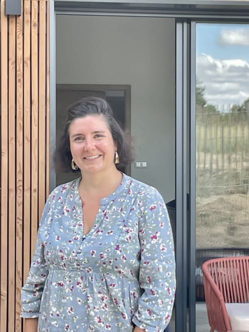 Directrice souriante de l'hôtel Vivre l'Instant à Amboise, France
