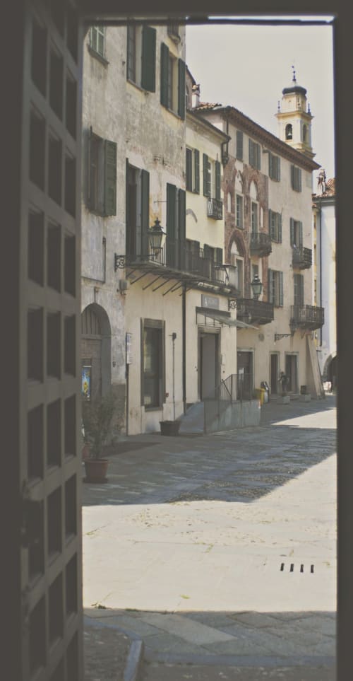 Suggestiva veduta di una via storica a Ceva con edifici tradizionali e il campanile della chiesa presso la Residenza Basiglio
