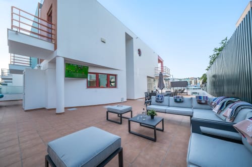 Terraço da cobertura Villa Odyssey em Albufeira com área de lounge, espreguiçadeiras e vista para o mar