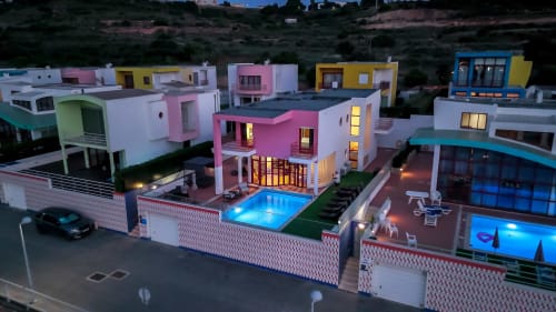 Vilas de luxo Villa Odyssey em Albufeira com piscinas iluminadas, arquitetura moderna e luzes noturnas