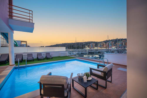 Villa Odyssey, luxuosa moradia com piscina iluminada com vista para a marina de Albufeira ao pôr do sol