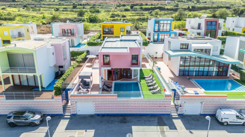 Vilas de luxo Villa Odyssey com piscinas em Albufeira, Portugal - vista aérea do moderno resort à beira-mar