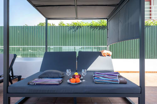 Terraço da Villa Odyssey em Albufeira com vista para o mar, zona de jantar ao ar livre e estrutura moderna de sombreamento