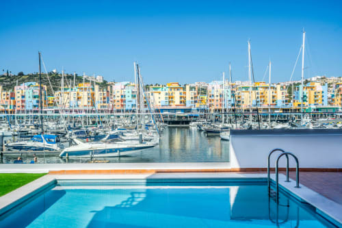 Villa Odyssey com piscina vista para marina colorida e veleiros em Albufeira, Portugal