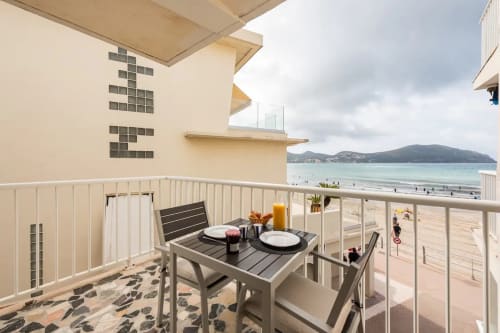 Balcon face à la mer avec table à manger donnant sur la plage de Saint-Cyr-sur-Mer et mer turquoise, appartement moderne vue mer