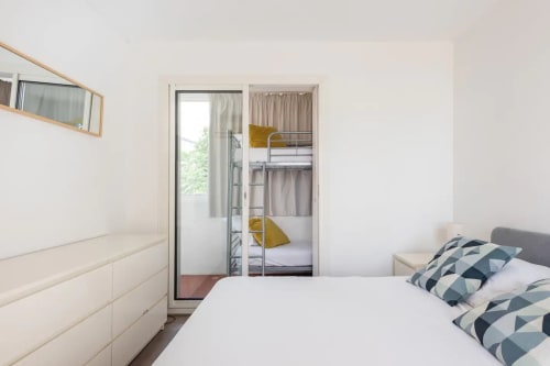 Chambre moderne avec lit double, lits superposés et balcon vue mer à l'appartement YOU CAMP Saint-Cyr-sur-Mer