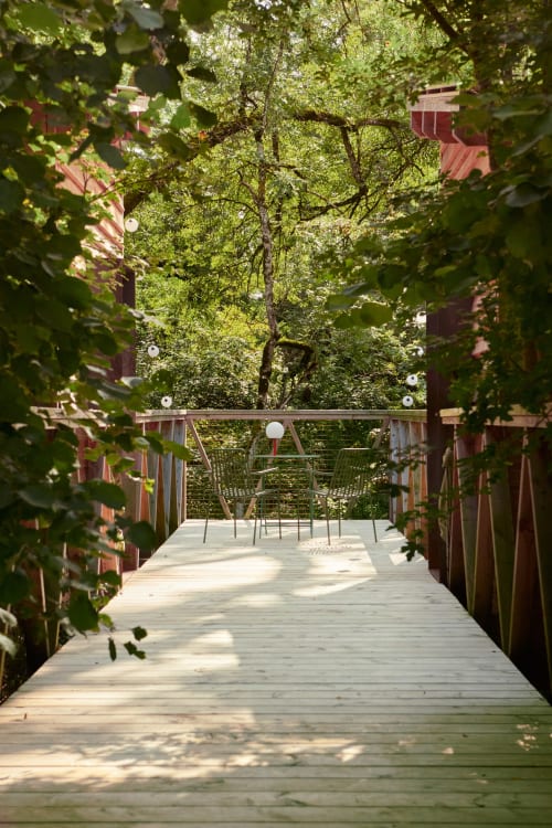 Allée en bois entourée de verdure luxuriante aux Micro Palaces, Vaulx, France
