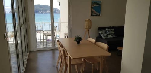 Séjour lumineux avec vue sur mer à Saint-Cyr-sur-Mer, balcon donnant sur la Méditerranée et mobilier complet