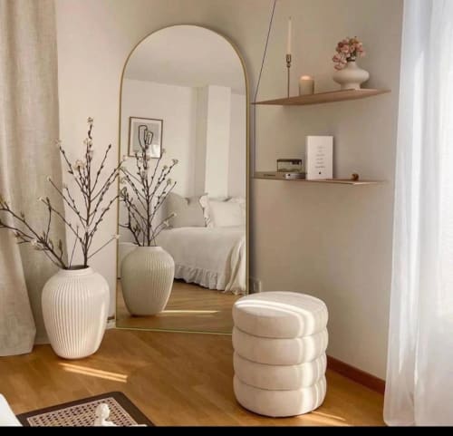 Chambre Cocon de Saint Brice avec miroir bombé, vases en céramique blanche, étagères en bois et décoration contemporaine au Paradis Des