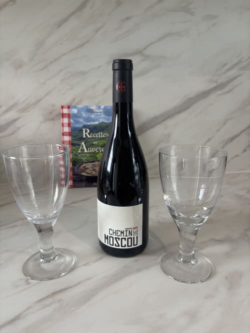 Bouteille de vin Chemin de Moscou avec deux verres et livre de recettes français à la Résidence Les 3 Volcans, Clermont-Ferrand
