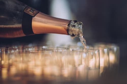 Bouteille de champagne versée dans des verres à l'hôtel Ô Château à Hayange, France