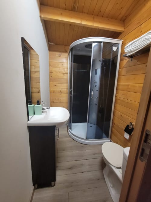 Casa de banho moderna em Cabanas do Amor T1 na Casa do Criado Gerês com chuveiro, lavatório e sanita