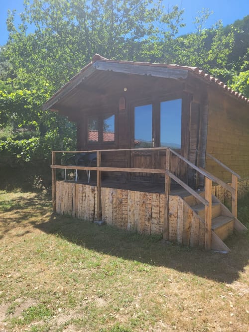 Cabana de madeira com vista para a montanha em Casa do Criado Gerês, cercada por densa vegetação verdejante em Gerês, Portugal