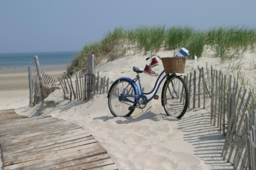Vélo bleu vintage avec panier sur un chemin de plage sablonneux près de Mimizan, Landes, France