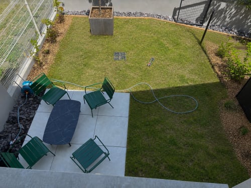 Vue aérienne de la zone de détente avec chaises vertes et pelouse à la Résidence Les 3 Volcans, Clermont-Ferrand