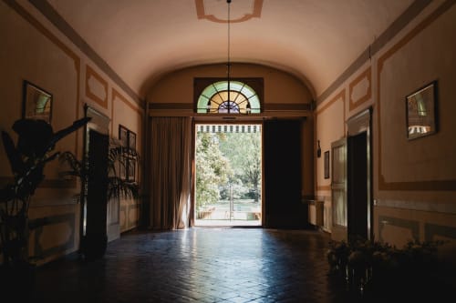 Elegante corridoio di Palazzo Bonfiglioli a San Giovanni in Persiceto con soffitto a volta e porte in vetro che si aprono sul giardino