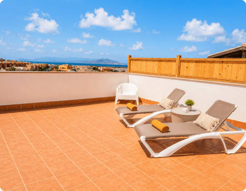 Terrasse sur le toit avec chaises longues, vues sur l'océan et les montagnes à Corralejo, Fuerteventura