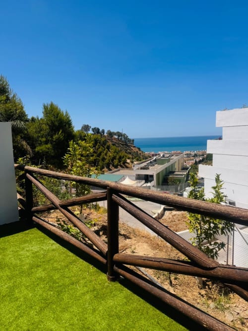 Balcón de apartamento costero con barandilla de madera, vistas al mar y paisaje mediterráneo en ALTOVELOO MAR