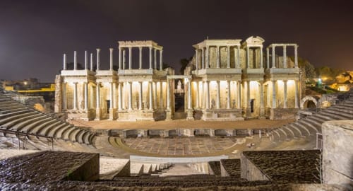 Ruinas del teatro romano iluminadas de noche en Cáceres, España cerca del Mirador Medieval